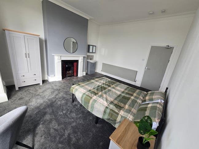 Large Ensuite Double Room Main Photo