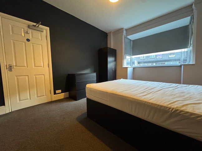 Large Double Room- Welholme Road, with Parking Main Photo
