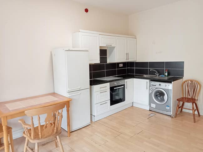  studio   flat   to   let  @  CT17  available now! Main Photo