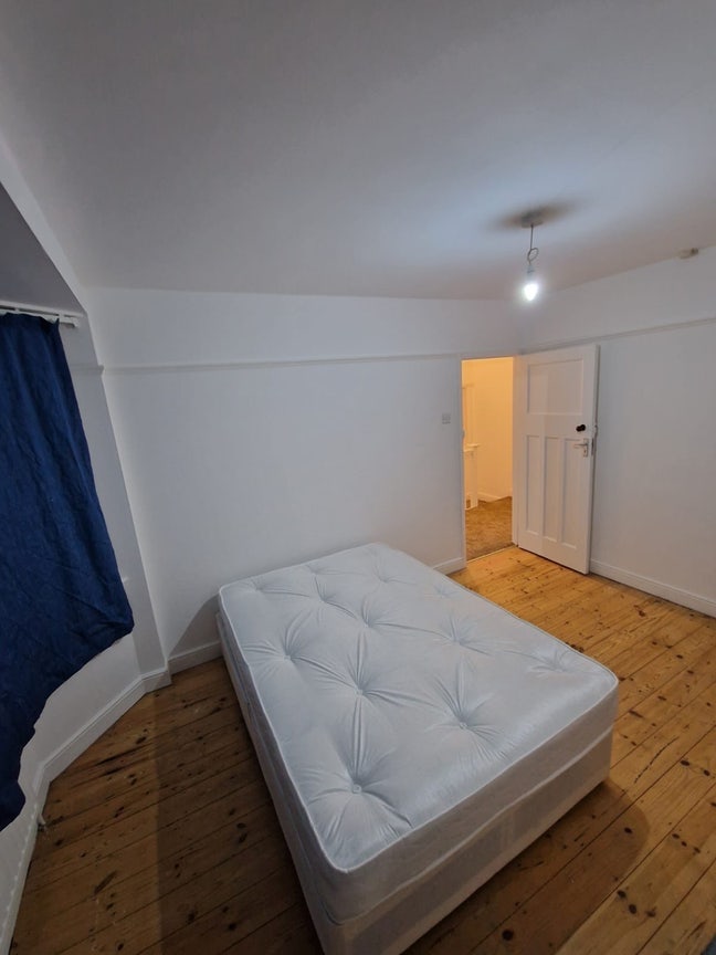 Double Room to let! Available immediately  Main Photo