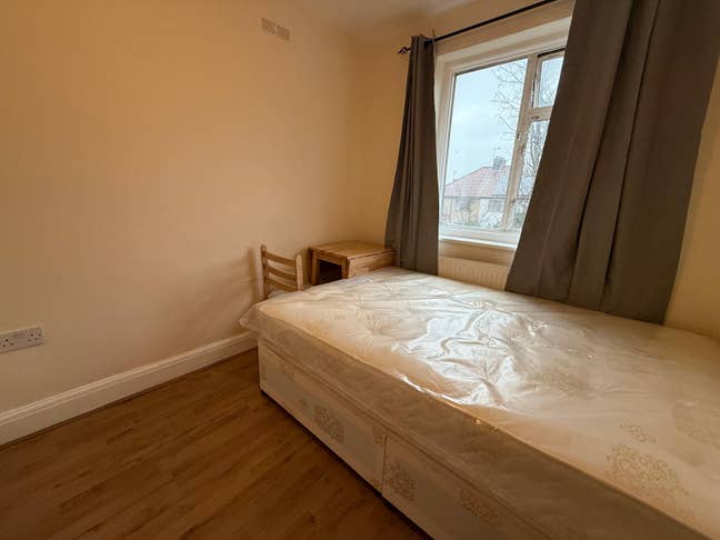 Small Double Room. 2 Mins from Tube. No Deposit!! Main Photo