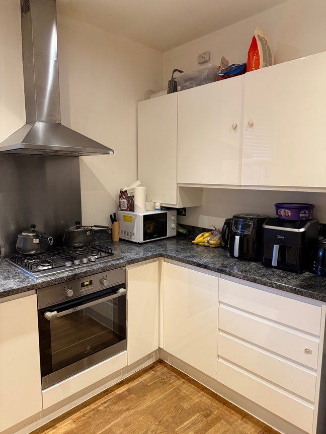 Looking for female flatmate- single room  Main Photo