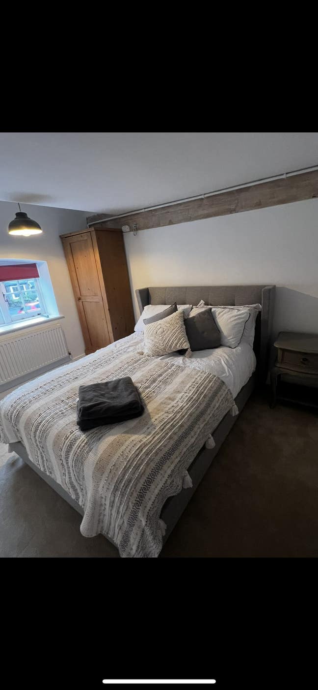 Town Center Double Room - short term room let  Main Photo