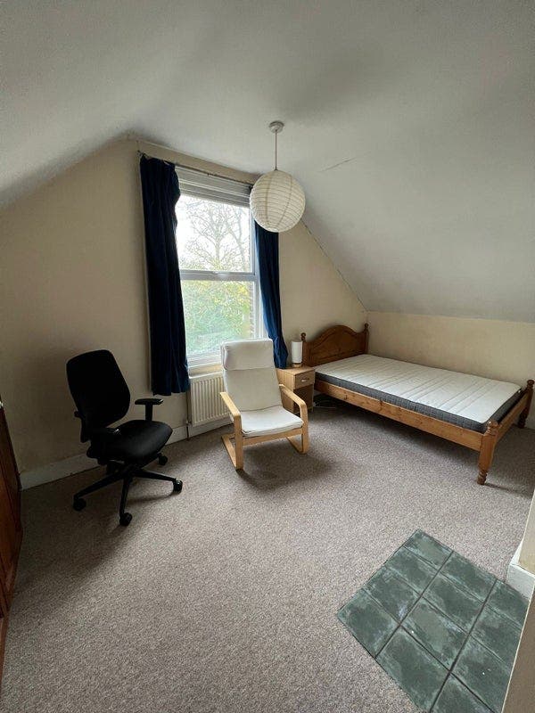 Double Room with En-suite Bathroom (Ealing Common) Main Photo