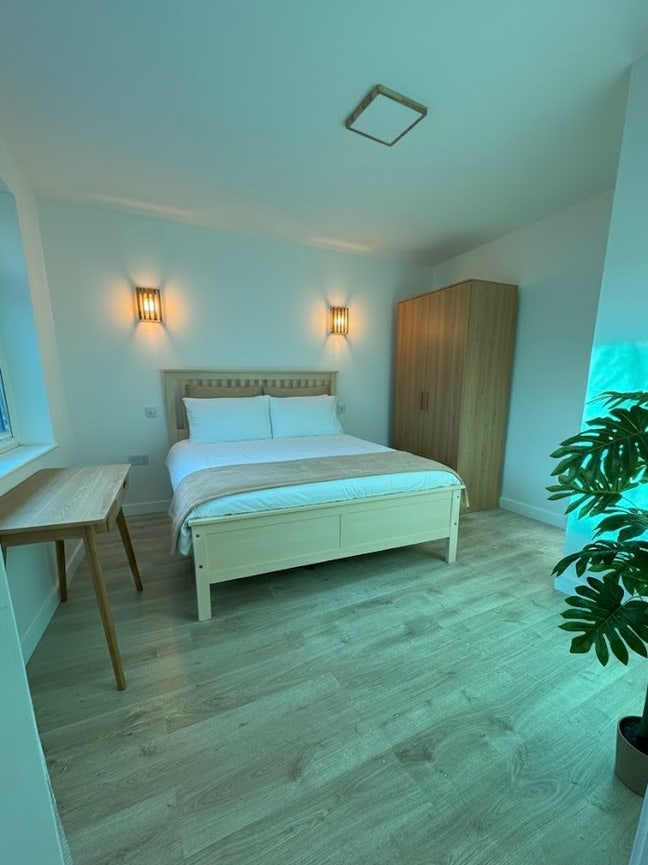 Brand new acoustic en suite rooms with WFH office  Main Photo