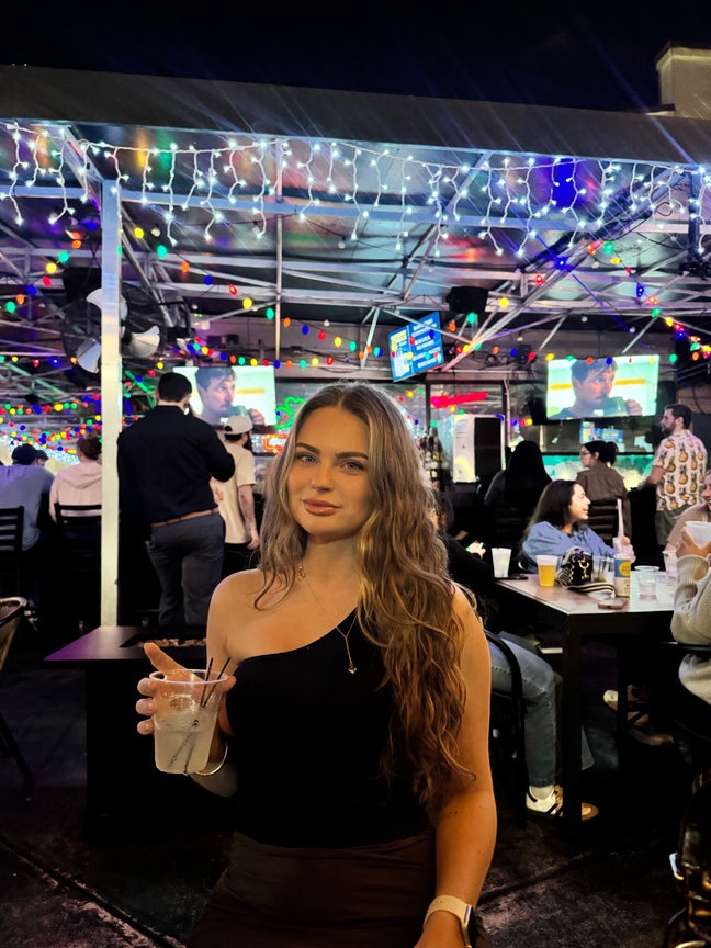 Female professional looking for double room  Main Photo