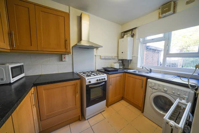 Double Room Available – Tudor Court, N1 Main Photo