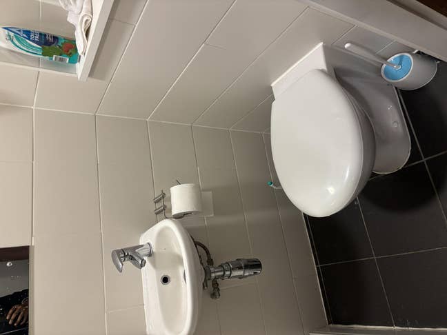 It’s good en-suite with a good window view Main Photo