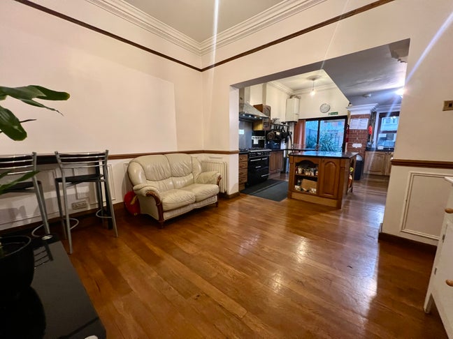 2 Bright Double Rooms available in Leytonstone Main Photo