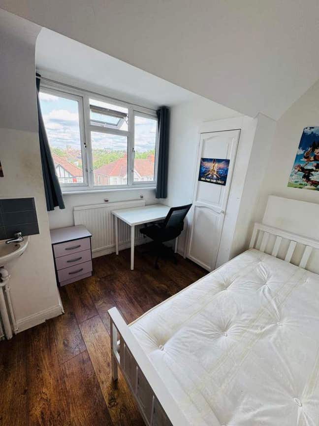 1 Small-Double Ensuite Room is available in HA0 2B Main Photo