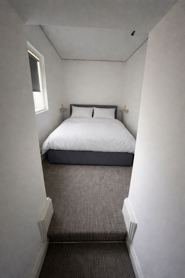 Modern Flat with Private Garden! Main Photo