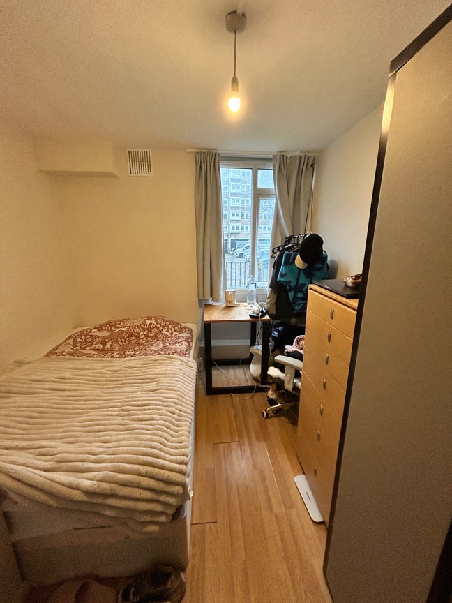 Clapham Junction & Battersea, Mins from station Main Photo