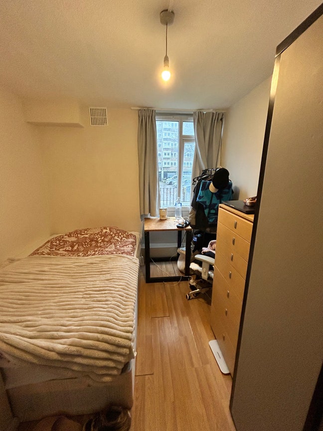 Clapham Junction & Battersea, Mins from station Main Photo