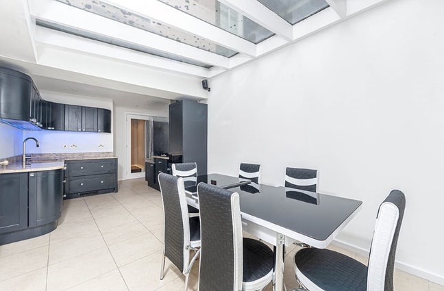 Double Bedroom Available in Large Flat Main Photo