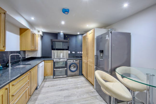 Stunning 3 bedroom Basmnet flat  Main Photo