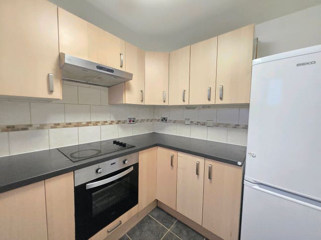 Spacious one bedroom flat with parking  Main Photo