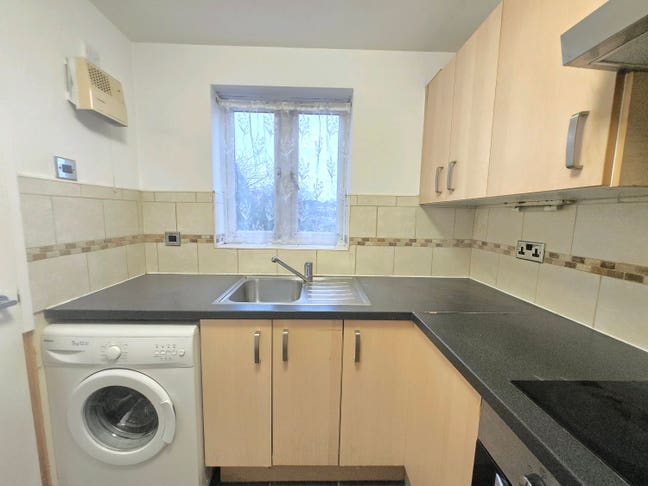 Spacious one bedroom flat with parking  Main Photo