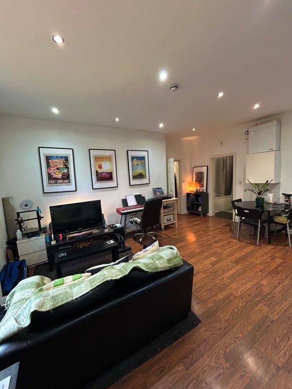 Bills included, 1 bed flat, close to city centre Main Photo