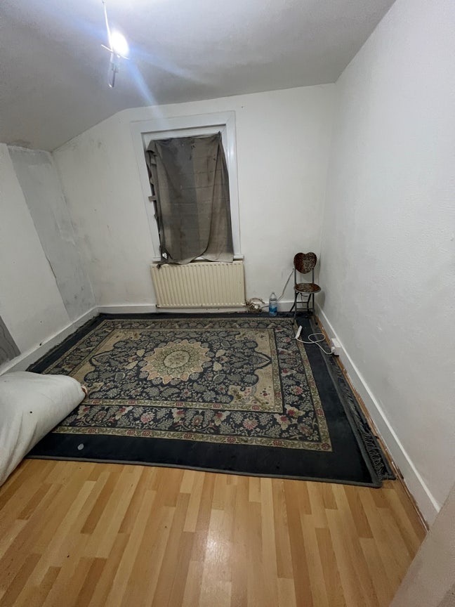 Sharing room available  Main Photo