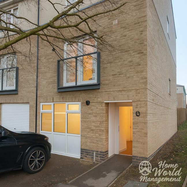 Spacious Double and En-suit rooms – UB5 6FQ  Main Photo