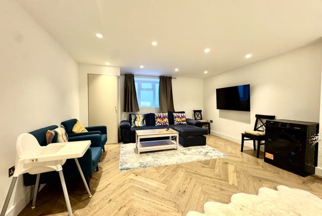 1 bed in Boscombe Road, Shepherd’s Bush, W12 9HU Main Photo