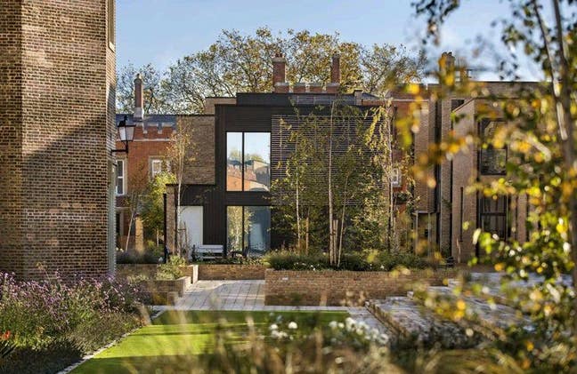 Spacious room in modern 3 bed flat Main Photo