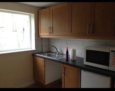 Small Double room in shared house Main Photo