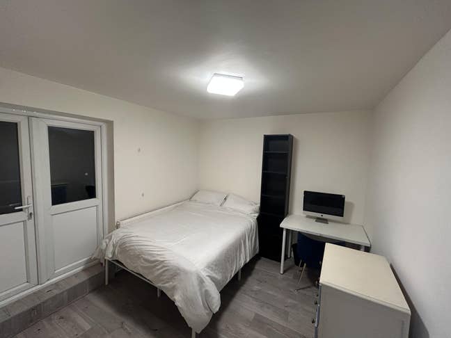 Spacious double room available now Main Photo