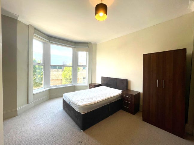 Spacious Room with Ensuite in Centre of Harrogate Main Photo