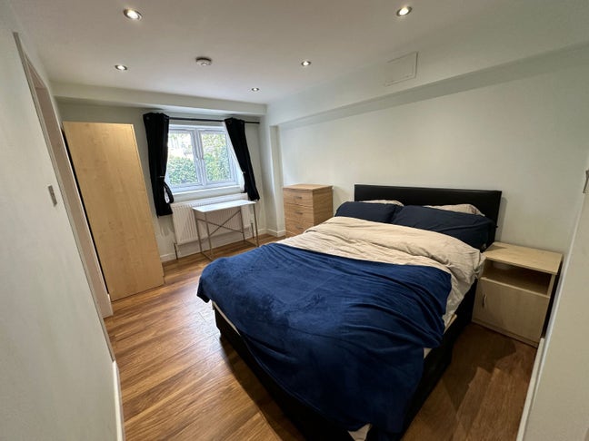 EnSuite Double Bedroom in 5 Bed House in CW Main Photo