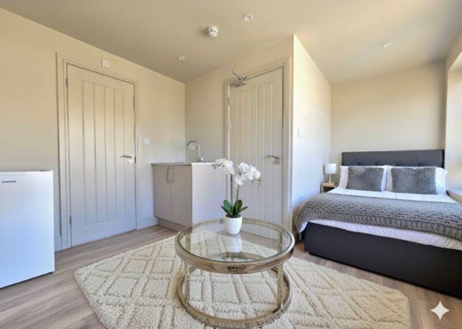 Clean ensuite room to let, UB7, DSS welcome Main Photo