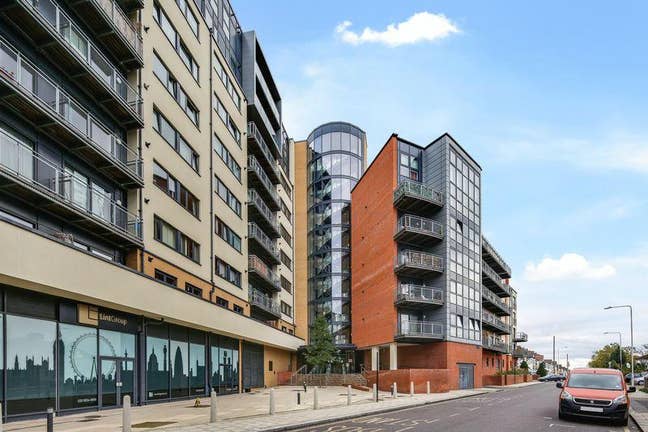 2Bedrrom Flat+living RM+Private Parking@Gants Hil Main Photo