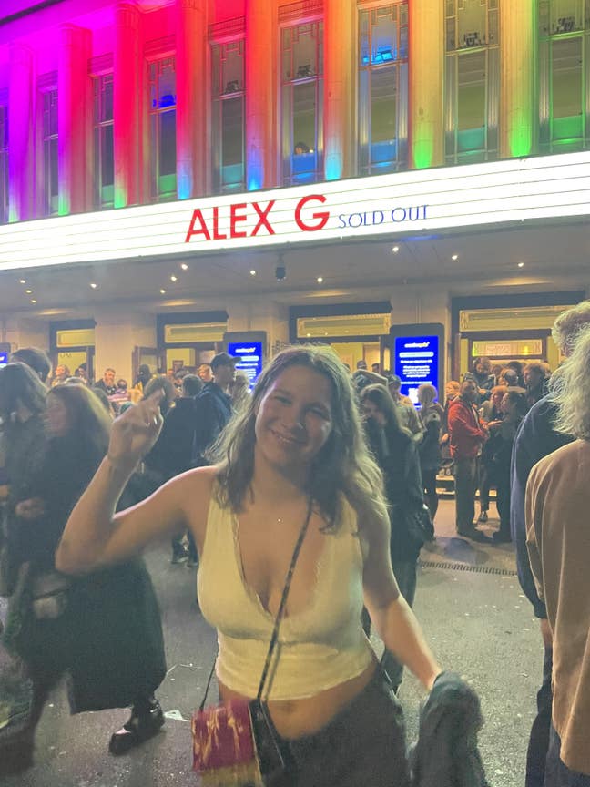 Hi, I have recently moved to London for my ma... Main Photo