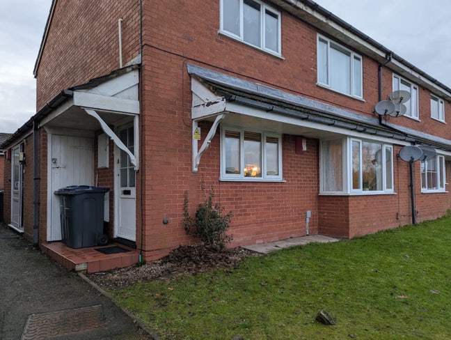 Small double bedroom in ground floor flat. Main Photo