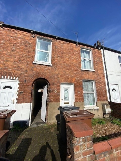 Room available for Student in the west end. Main Photo