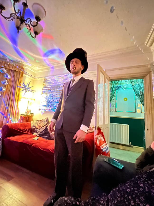 Professional Male seeks a single or double room Main Photo