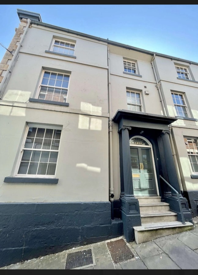 2-Bedroom Flat in City Centre Main Photo