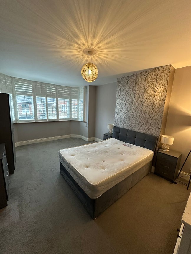 A Cosy Bedroom Haven in Bromley (Surrey Road) Main Photo