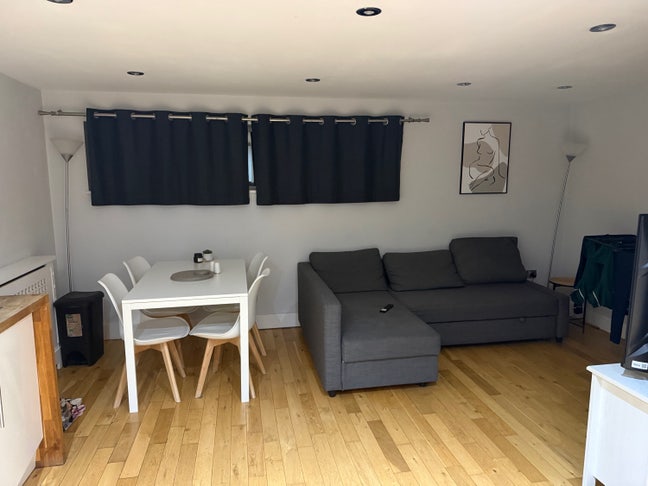 Furnished Double En-Suite Room in Spacious Flat Main Photo