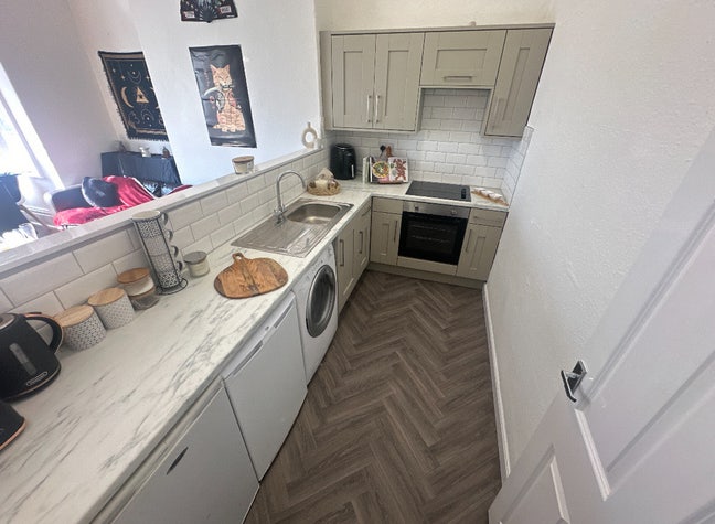 Lovely  2 Bed Apartment Cardigan Road Move in Now Main Photo