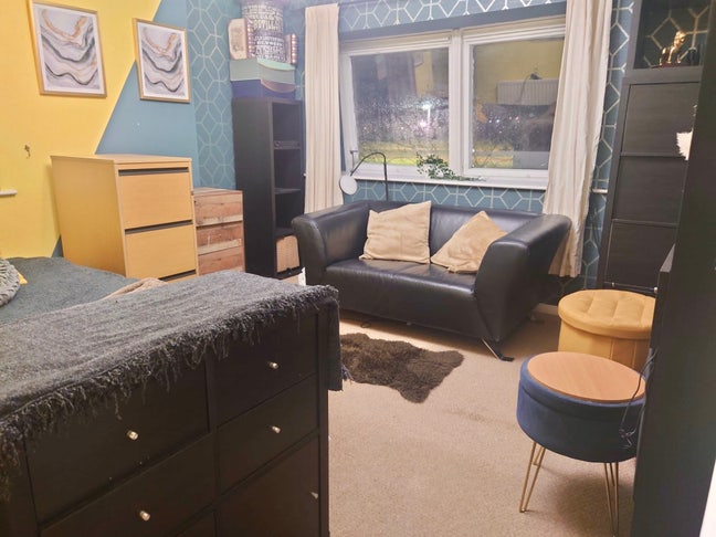 Extra Large Bedsit-Style Room in Friendly House Main Photo