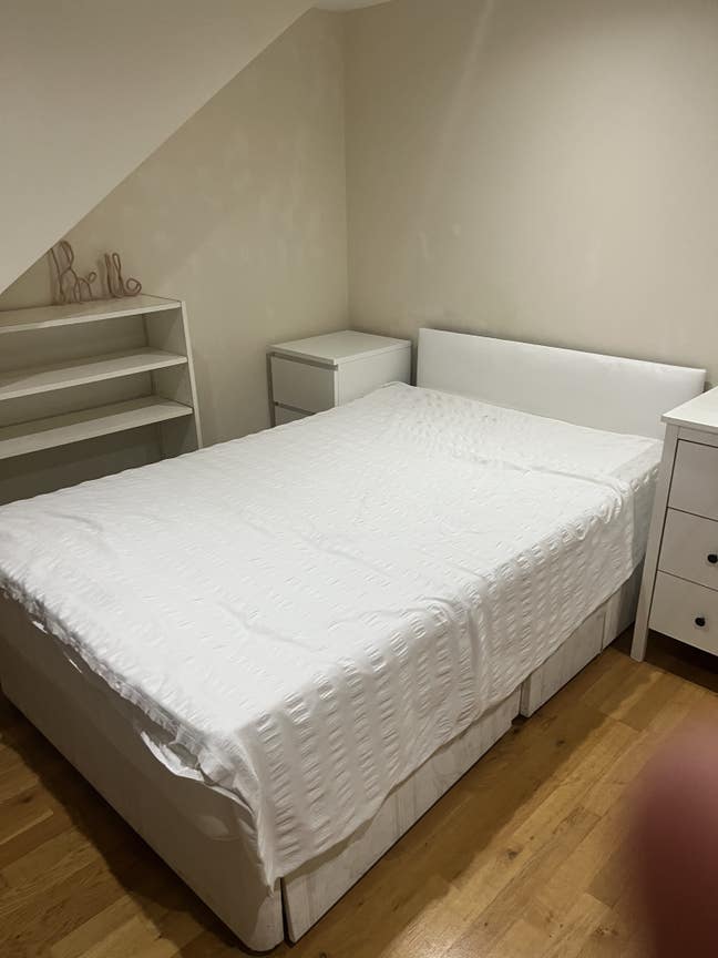 Double Bedroom in a Luxury House Main Photo
