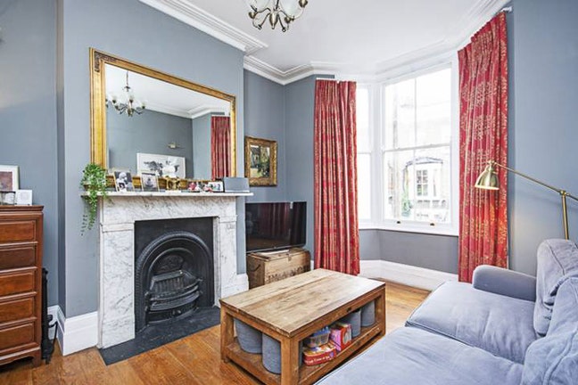 Large room by Victoria Park, available until June Main Photo