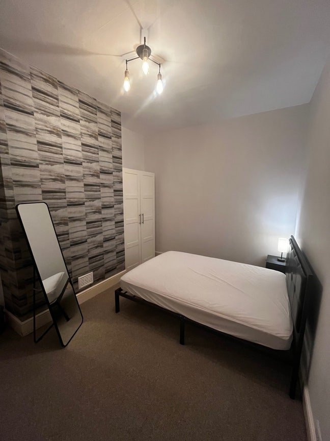 Victorian Maisonette in Pinner - Zone 5  Main Photo