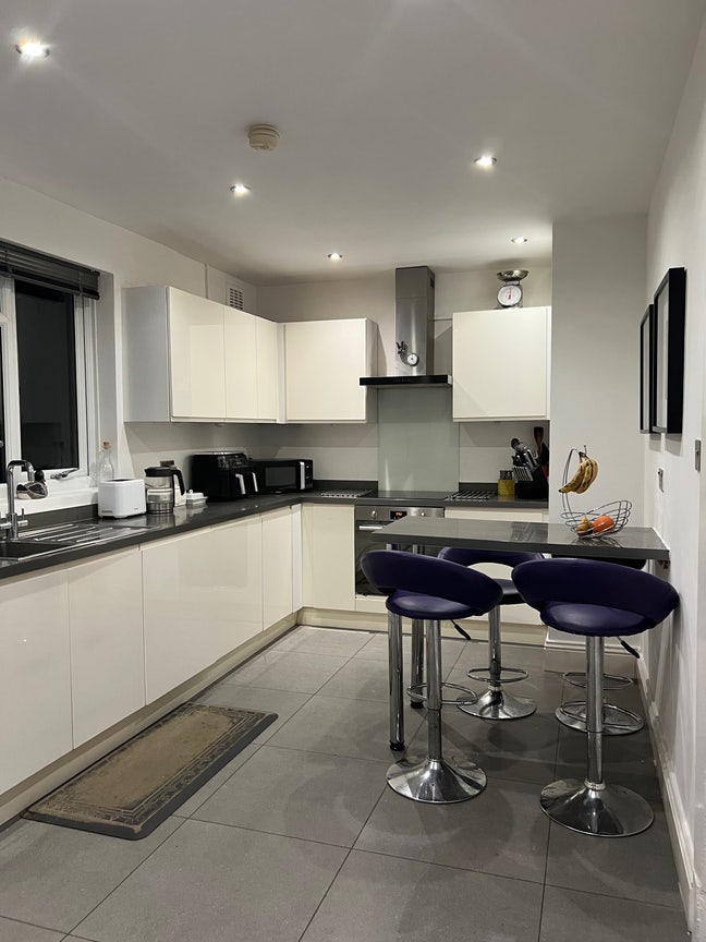 Lovely house  in quiet Crescent near to transport  Main Photo