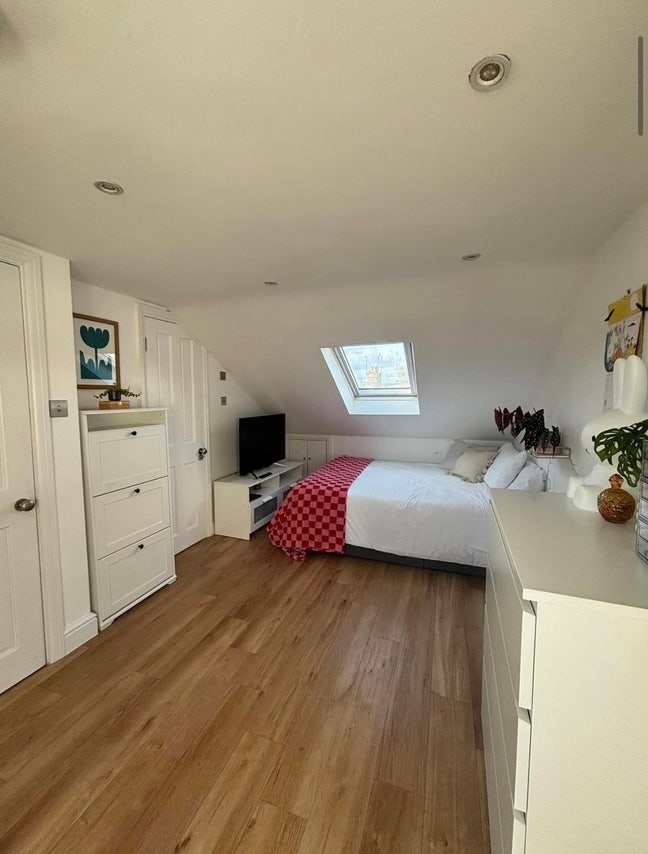 En-Suite large king room available - move in ASAP! Main Photo