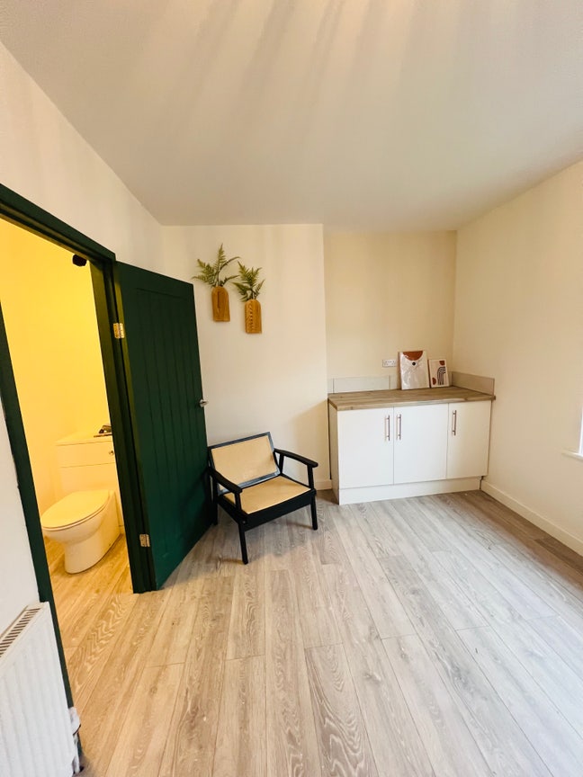 6 double bedrooms all ensuite - on one AST Main Photo