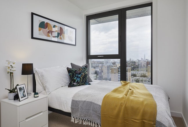 Lovely double bedroom in a high-rise  Main Photo