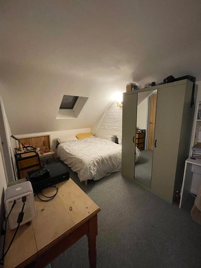 Big room with en-suite bathroom near train station Main Photo