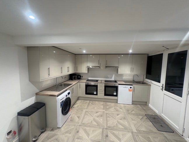 Newly refurbished 4 bed professional house share  Main Photo